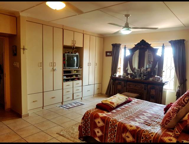 6 BEDROOM HOUSE TO LET IN VELD EN VLEI